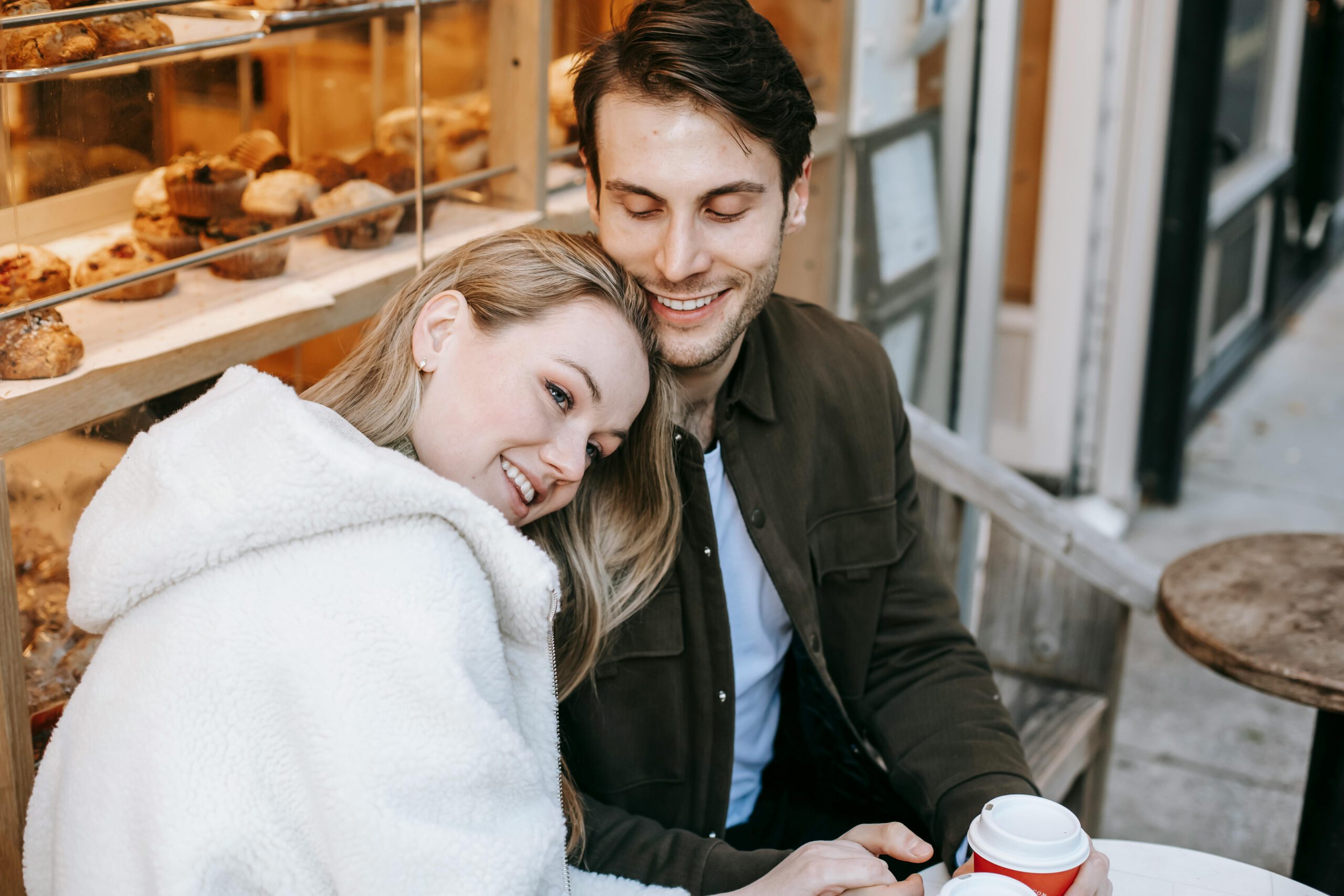 Regenwetter-Romantik: Die besten Indoor-Date-Ideen