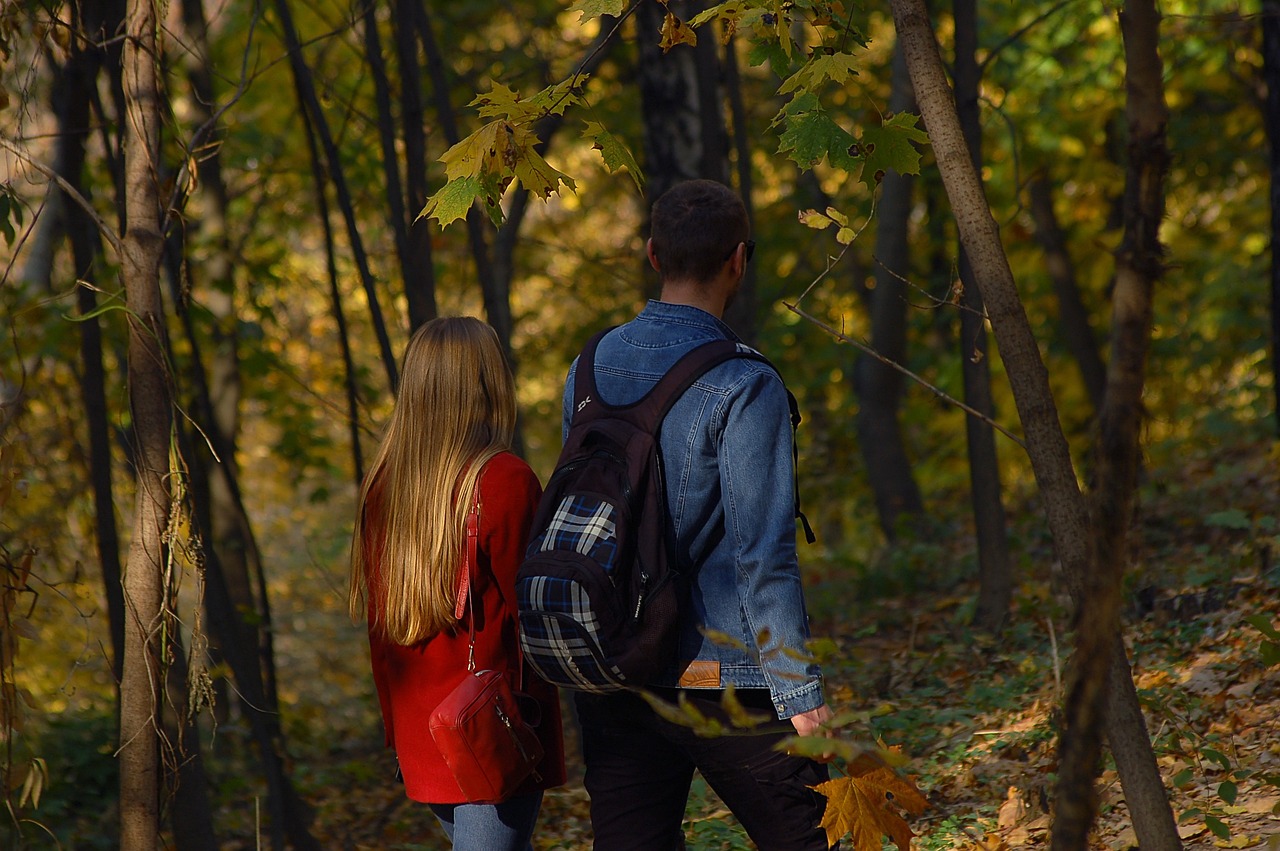 Tinder-Pass oder live vor Ort: Was lohnt sich mehr?